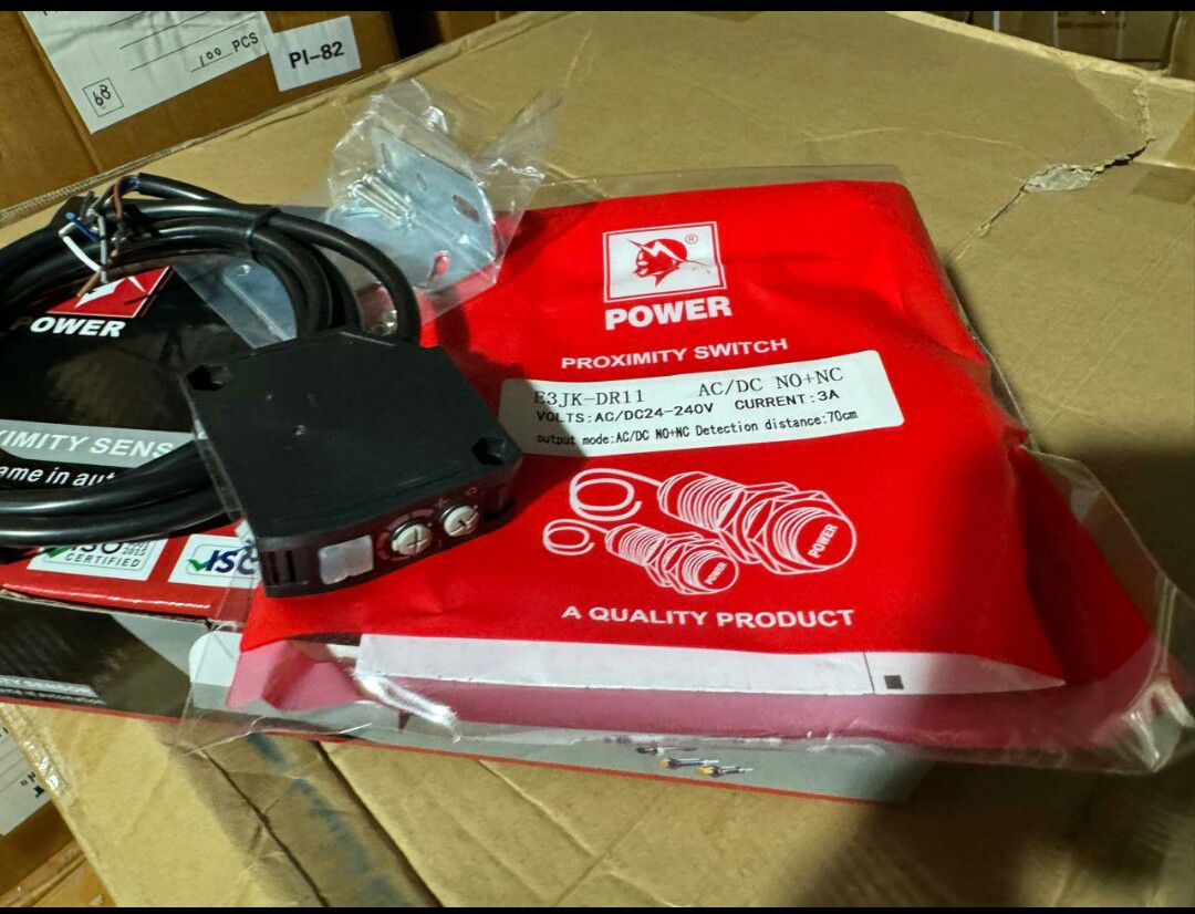 E3JK-DR11 Long-Range Diffuse Photoelectric Sensor (Universal Voltage)