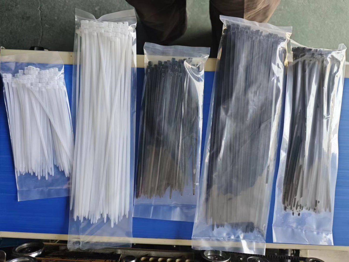 Plain without Brand Self-Locking Nylon Cable Ties (Heavy-Duty Zip Ties)