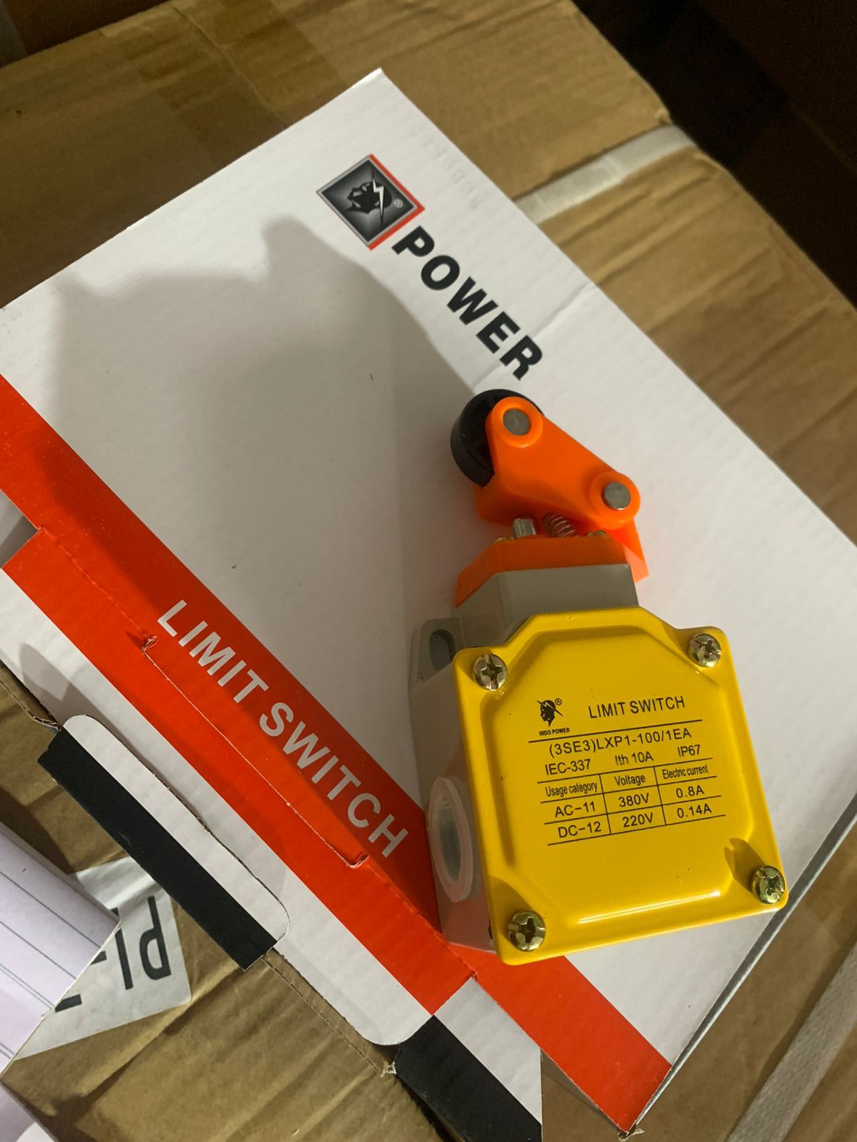 LXP1 Series Heavy-Duty Limit Switch with Roller Lever Actuator